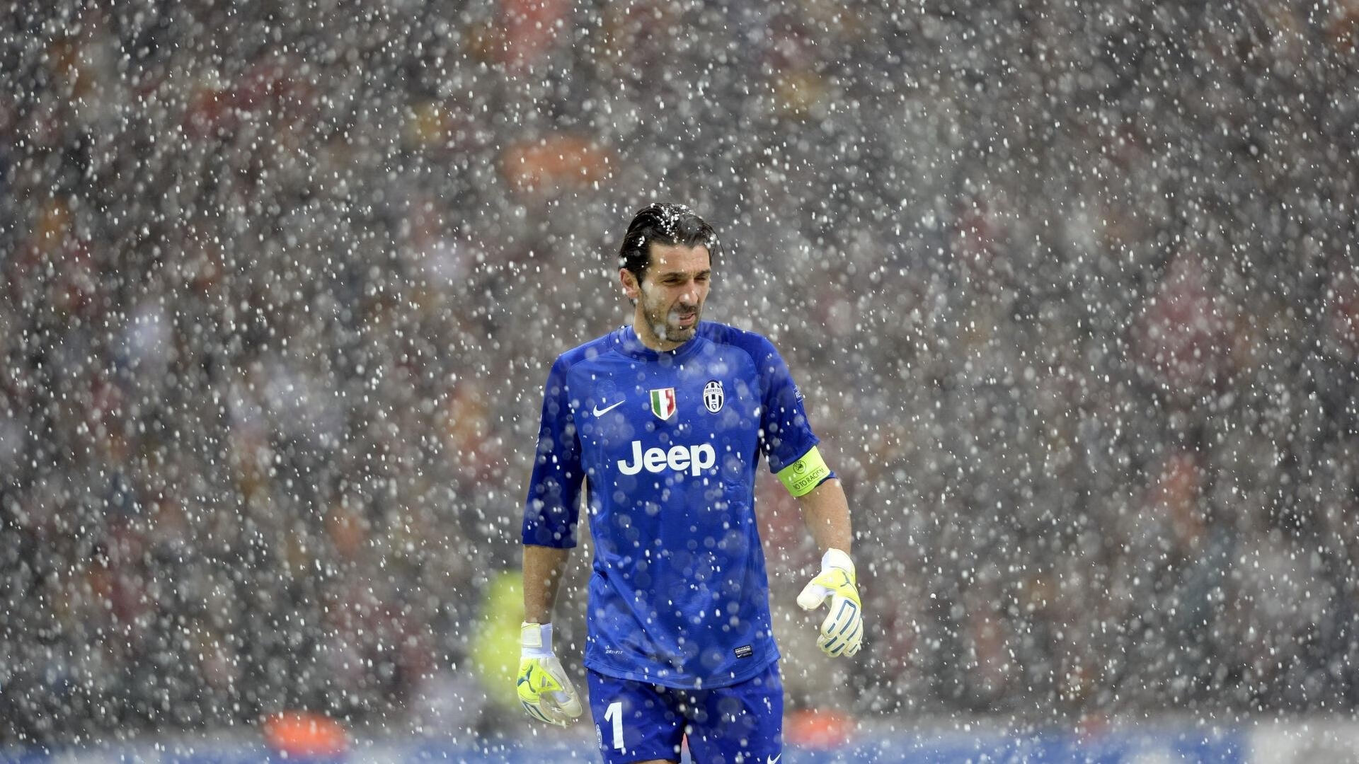 里奇·麦考的个人传奇与全黑队的辉煌密不可分，麦考利女友